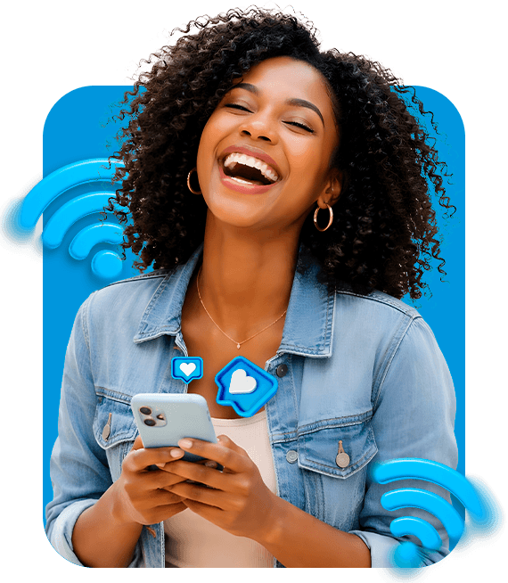 Homem com smartphone representando a C-COM Telecom